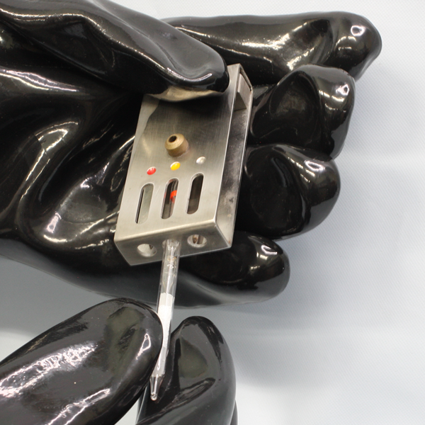 検知管オープナーの使い方です。串を使う時にはまっすぐに指してください。現場に行く前に練習しておくことをおすすめします。