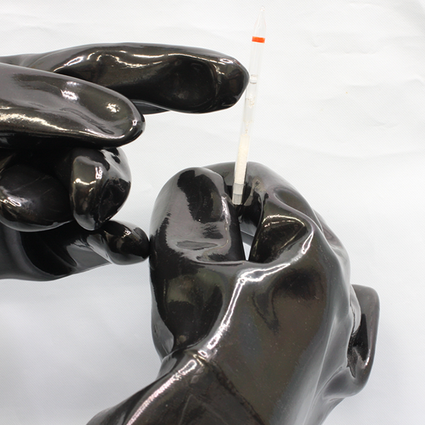 検知管の中には、結晶体の化学薬品とアンプルに入った液体の化学薬品の２タイプが入っています。アンプルを破壊して混ぜるときには検知管を軽く叩いてください。