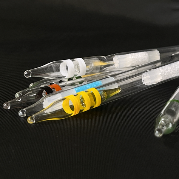 検知管はガラス製です。検知管を空けると、多少のガラス片が飛び散ります。