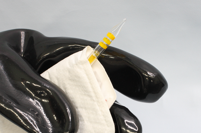 化学剤用の検知管は反応を促進させるためカイロでほんのり暖かくなるまで加温が必要です