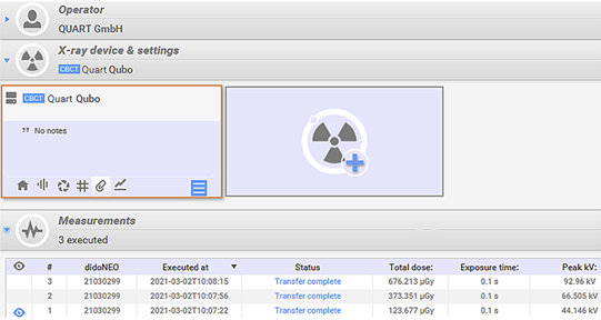 放射線測定器のUSB接続イメージ。PCに接続され、測定データの転送が行われている。