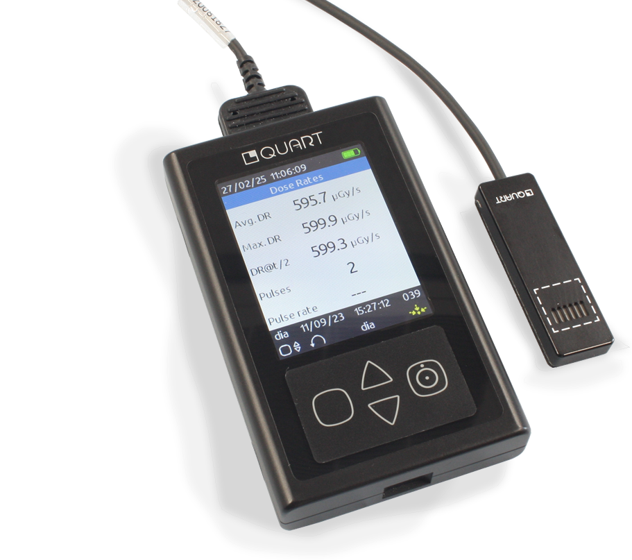 外付け検出器を接続したX線用放射線測定器。画面には線量率（µGy/s）、平均値、最大値、パルス情報が表示されている。